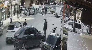 Bursa'da otomobil ile motosikletin çarpışması kamerada; 2 yaralı