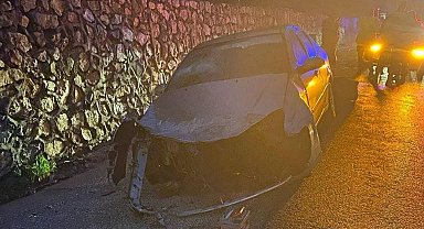 Bursa'da otomobil, istinat duvarına çarptı; anne ve 2 çocuğu yaralandı