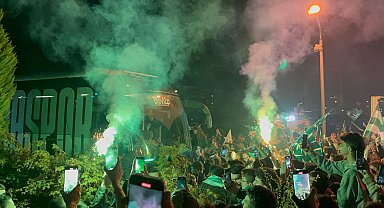 Bursaspor'u taraftarları, coşkuyla karşıladı