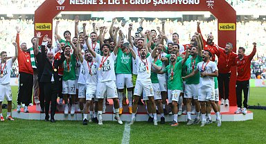 Bursasporlu futbolcular şampiyonluk kupasını kaldırdı