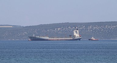 Çanakkale Boğazı'ndaki arızalı gemi, römorkör tarafından çekildi