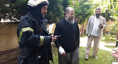 Çatı yangınına müdahale ederken elini yaktı