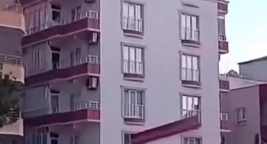 Çatıdaki metal profili güvenlik önlemi almadan indirdiler