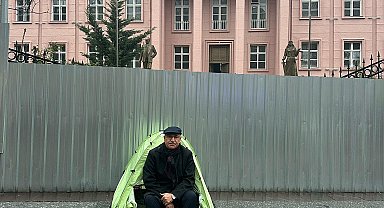 CHP'li Tanal, Adalet Bakanlığı önünde çadır kurdu: Öğrenciler için sabaha kadar nöbet tutacağım