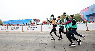 Çinli robotlar insanlara karşı maraton koştu