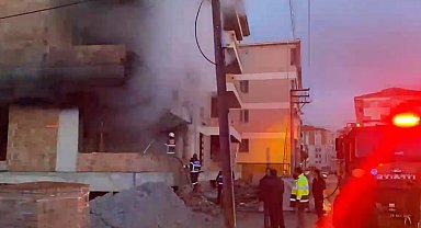 Çorum'da inşaat halindeki binada istiflenmiş plastik su boruları yandı