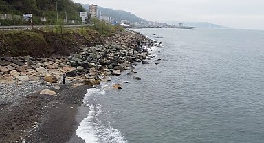 Denize 2 ton levrek dağıldığını duyanlar, sahile koştu