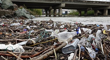 Derelerle sürüklenen çöpler Karadeniz'i kirletiyor