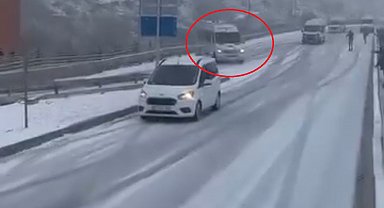 Devrilen minibüse otombil çarptı; kaza kamerada