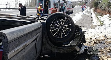 Devrilen otomobildeki çift ile 2 çocuğu yaralandı