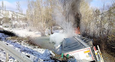 Devrilip alev alan TIR'ın şoförü öldü