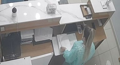 Diş kliniğindeki sadaka kutusunu çaldı; o anlar kamerada