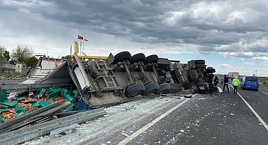 Diyarbakır'da, devrilen elma yüklü TIR'ın şoförü öldü