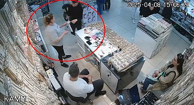 Düğün alışverişinde unutulan altın ve para dolu poşeti, sahibine teslim etti