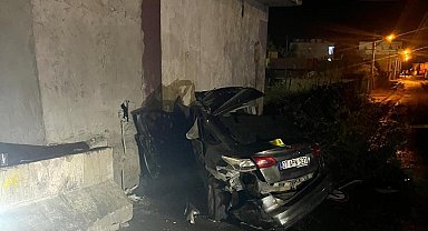 Duvara çarpan otomobildeki 2 kişi öldü