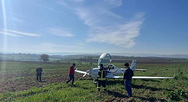 Eğitim uçağı tarlaya zorunlu iniş yaptı