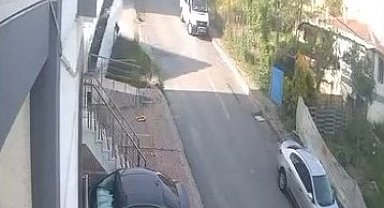 El freni boşalan midibüsün apartman girişine düştüğü kaza kamerada