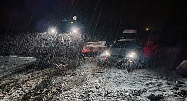 Elazığ'da, karda mahsur kalan araçlar kurtarıldı