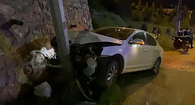 Elazığ'da otomobil aydınlatma direğine çarptı : 2 yaralı