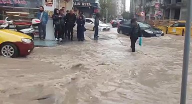 Elazığ'da sağanak; cadde ve sokaklar göle döndü
