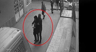 Emekli öğretmen, nefes borusuna et kaçan çocuğu 'Heimlich' manevrasıyla kurtardı; o anlar kamerada