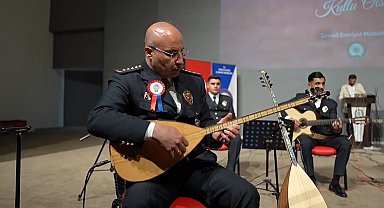 Emniyet müdürü bağlama çaldı, polis memurları şarkı söyledi