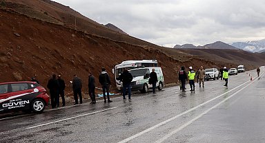 Erzurum'da işçileri taşıyan servis, toprak yığınına çarptı; 1 ölü, 11 yaralı