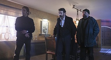 Eşref Rüya, renkli karakterleriyle adından söz ettiriyor