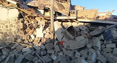 Ev ve altındaki ahır çöktü; 37 hayvan öldü