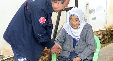 Evinde yangın çıkan 88 yaşındaki kadını, itfaiye erleri teselli etti