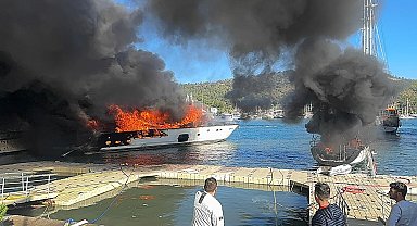 Fethiye'de teknede çıkan yangın, yanındaki 3 tekneye de sıçradı