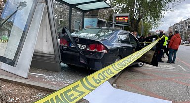 Gaziantep'te, otomobil otobüs durağına daldı: 5 yaralı