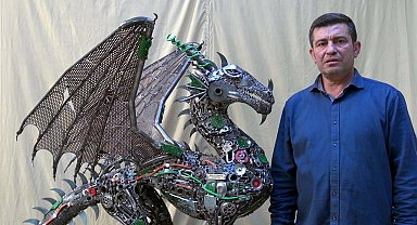 Geri dönüşümün sürdürülebilirliğine dikkat çekmek için ejderha heykeli yaptı