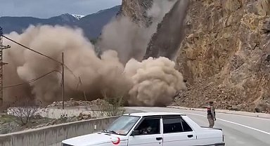 Gümüşhane-Tirebolu karayolunda heyelan yolu kapattı; o anlar kamerada