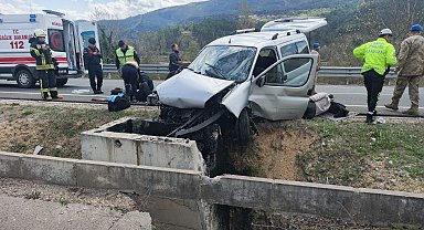 Hafif ticari araç, beton menfeze çarptı; 1 ölü, 2 yaralı