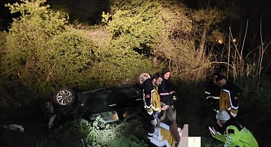 Hafif ticari araç dereye uçtu: 1 ölü, 1 yaralı