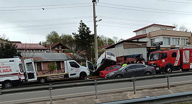 Hafif ticari araç, tamirhane önüne bırakılan otomobile çarptı; 3 yaralı