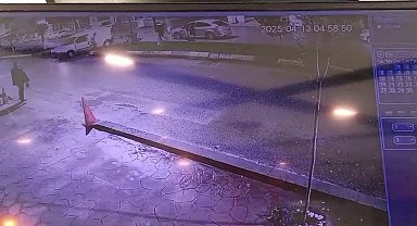 Hafif ticari araca çarpan motosikletin sürücüsü yaralandı; kaza kamerada