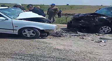 Hafif ticari araçla otomobil kafa kafaya çarpıştı; 1 ölü, 1 yaralı