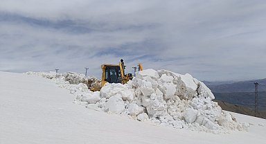 Hakkari'de askeri üs bölgelerinde 4 metre karla mücadele