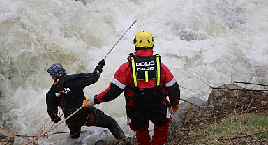 Hakkari'de kaybolan kadını arama çalışmaları 3'üncü gününde de devam etti