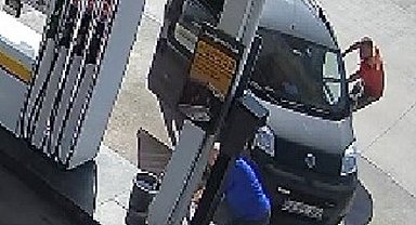 Hareket eden aracını durdurmaya çalışırken tekerin altında kalmaktan son anda kurtuldu