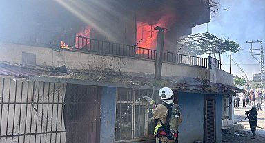 Hatay'da 3 katlı bina yandı; 4 kişi dumandan etkilendi