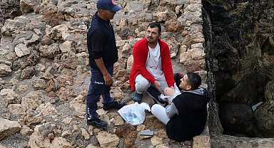 Hayvan pisliğine basıp, ayağı kayınca 5 metreden düştü