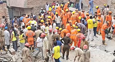 Hindistan'da 4 katlı bina çöktü: 11 ölü