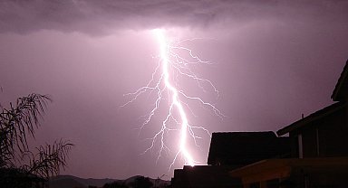 Hindistan'da yıldırım düştü: 8 ölü