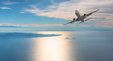 Hint Okyanusu üzerindeki uçakta yolcu kapıyı açmaya çalıştı