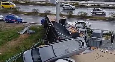 Hortumun havalandırdığı minibüs, otomobilin üzerine düştü