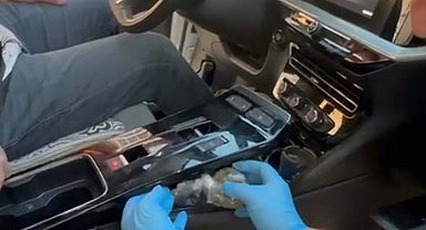 İhbar sonrası durdurulan otomobilden uyuşturucu ve tabanca çıktı; 2 tutuklama