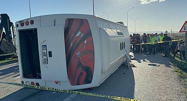 İşçi servis midibüsüyle otomobil çarpıştı: 12 yaralı